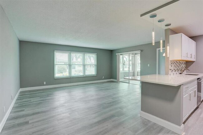 Building Photo - 185 N High Point