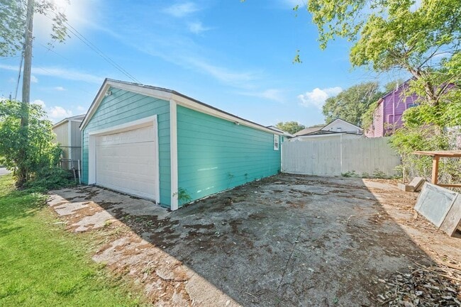 Building Photo - 2823 Bernardo De Galvez Ave