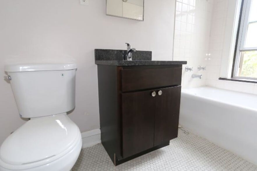 Building Photo - 2220 W Ainslie St