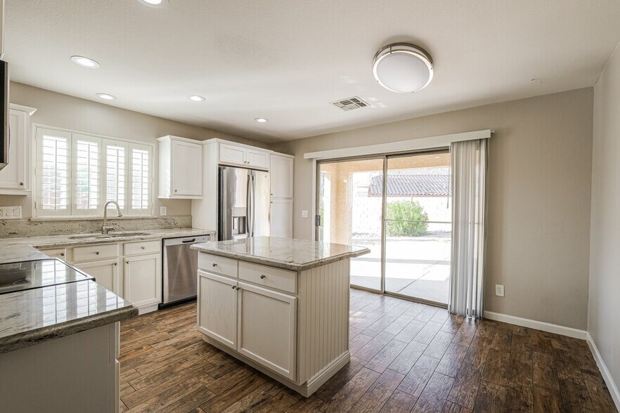 Building Photo - 10898 W Alvarado Rd
