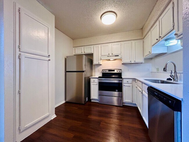 Building Photo - 8802 Pineridge Dr