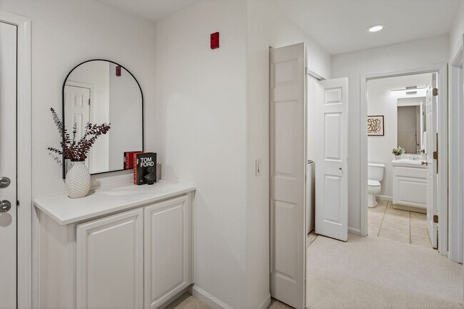 Building Photo - Available now, Townhouse in MV! $5,500