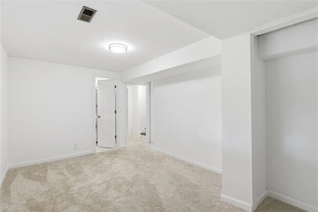 Building Photo - 40 Oak Hill Terrace