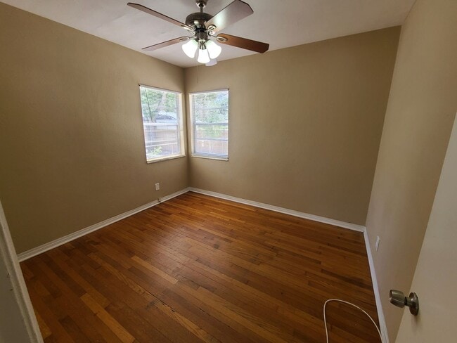 Building Photo - Three Bedroom One Bathroom House