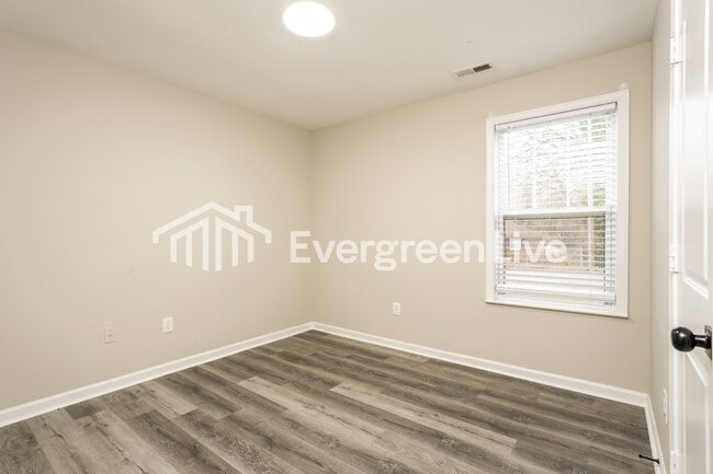 Building Photo - 518 Harper St