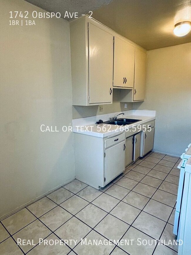 Building Photo - Spacious 1 BD + 1 Bath in gated building i...