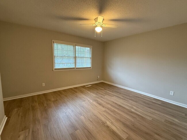 Building Photo - Beautiful 2 Bedroom 1.5 Bath townhome Clos...
