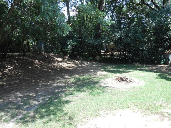 Building Photo - 1606 Airport Dr