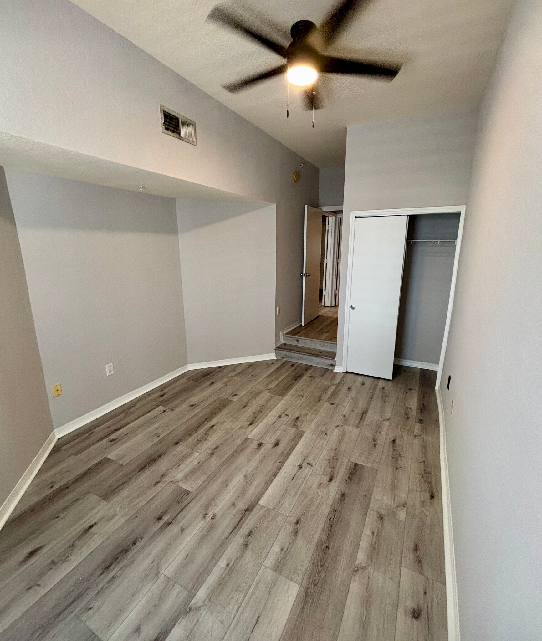 Master 2- sunken down bedroom ( 2 closets) - 501 S Moody Ave