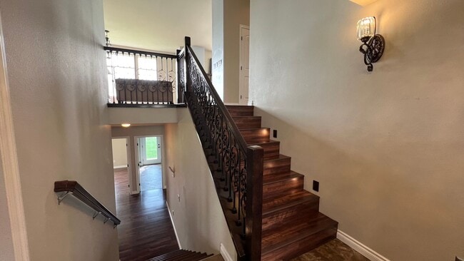 Building Photo - Meticulously well kept 3 bed, 3.5 bath Gov...