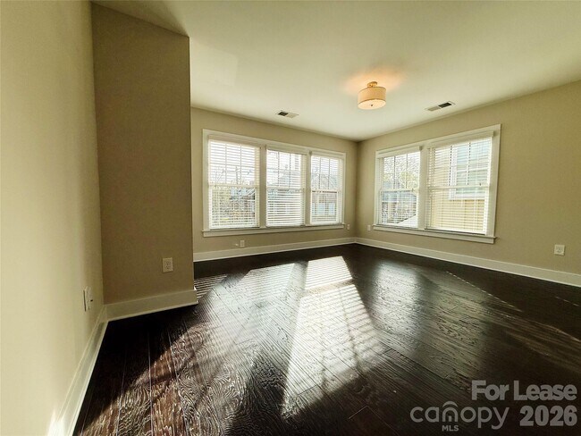 Building Photo - 1424 W 4th St