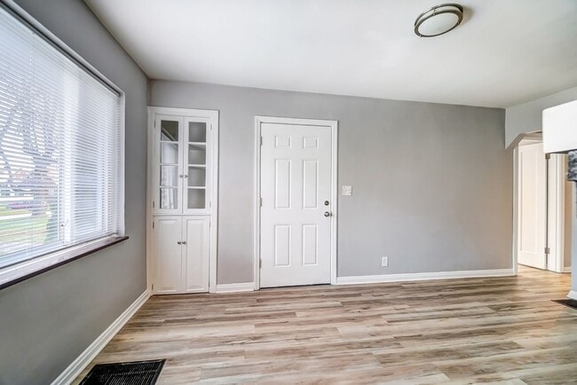 Building Photo - 2 Bedroom, 1 Bathroom with Large Backyard!