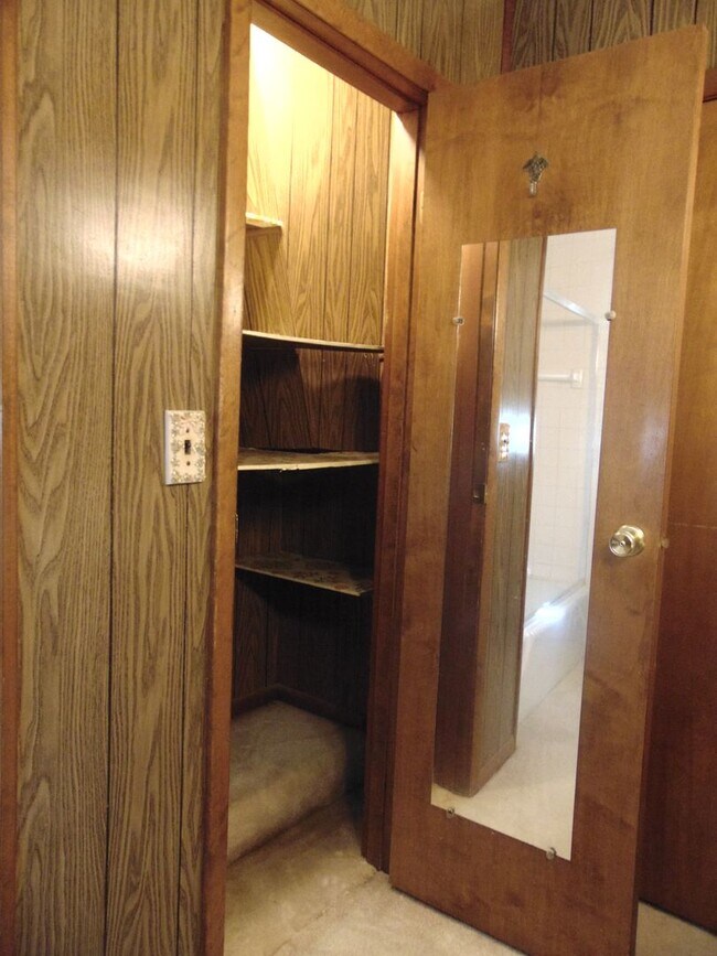 Building Photo - Fayette Family Farm House!