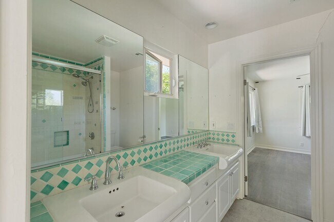 Building Photo - Elegant 5-Bedroom Estate with Pool in Prime Woodland Hills