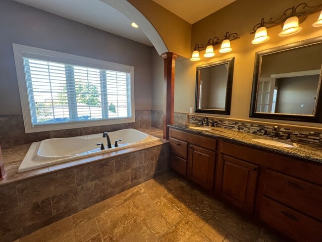 Building Photo - Luxurious 4-Bedroom Home in Fox Creek Subdivision!