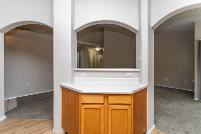 Building Photo - Delightful Condo in gated community!!