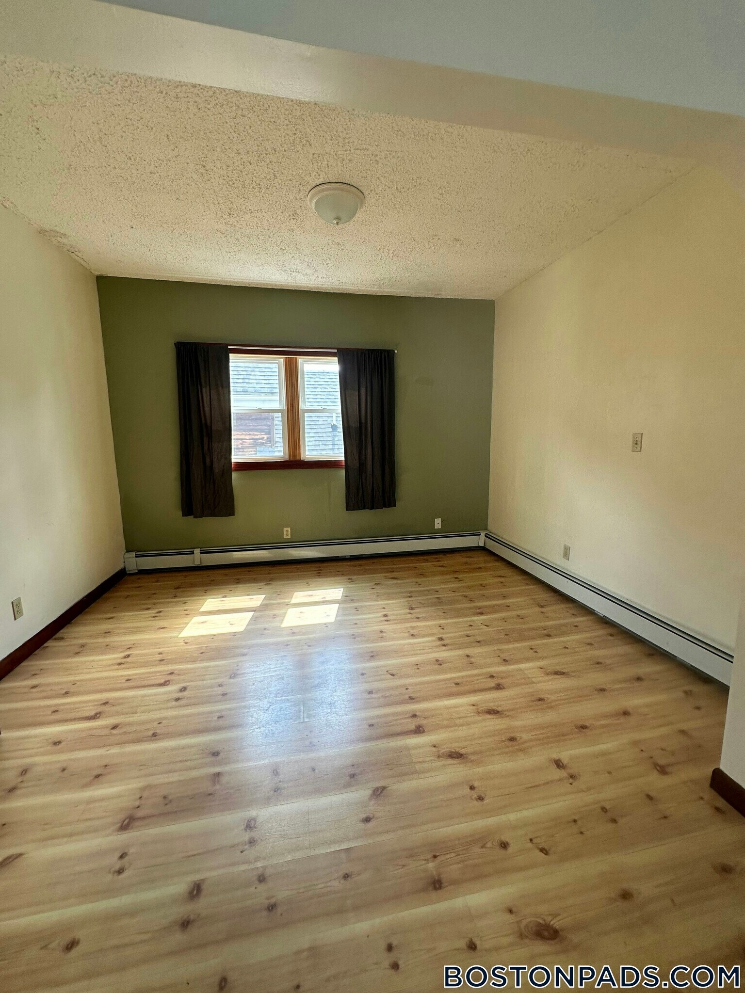 Building Photo - 569 Main St