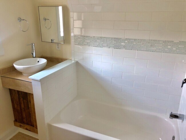 Building Photo - 3 bedroom in Beechview!