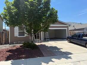 Building Photo - Adorable home in North Valleys