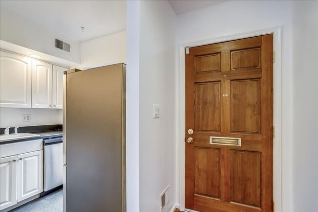 Building Photo - Updated townhome in popular Paper Mill Cou...