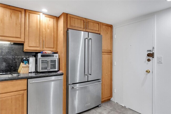 Building Photo - 1351 NE Miami Gardens Dr