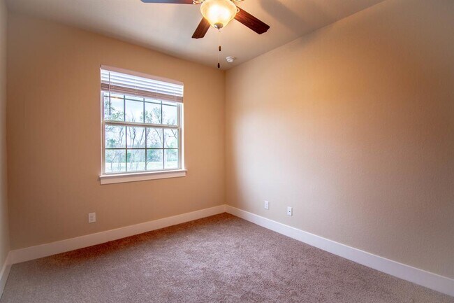 Building Photo - 347 Madison Oaks Ave