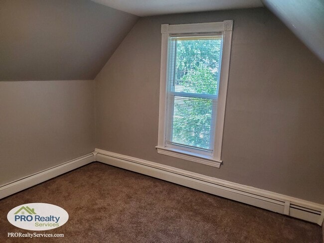 Building Photo - Charming 4 Bedroom Home