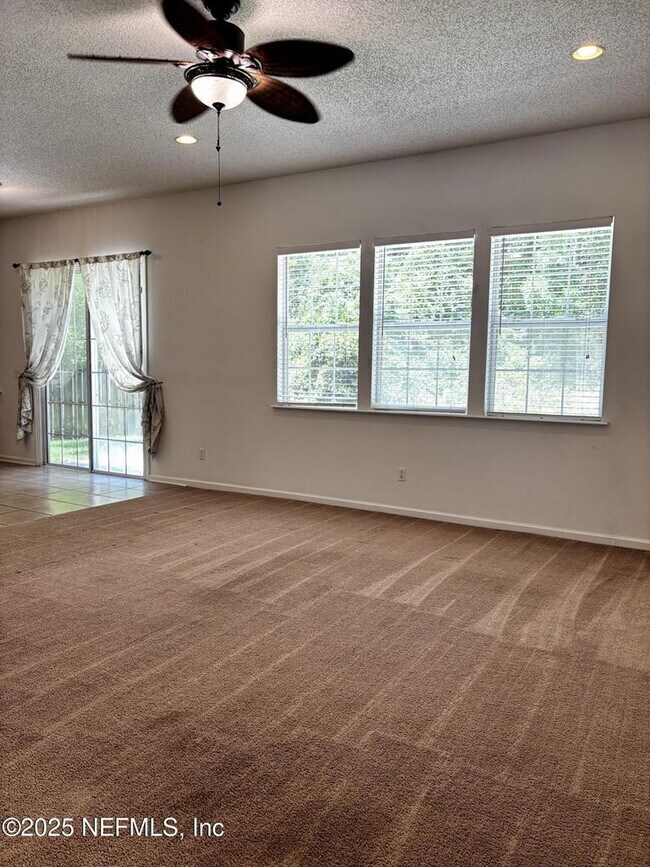 Building Photo - Stunning 3 BDR, 2 BA home in Collinswood s...
