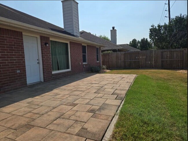 Building Photo - 19631 Amistad Dr