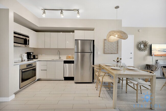 Building Photo - 2602 E Hallandale Beach Blvd