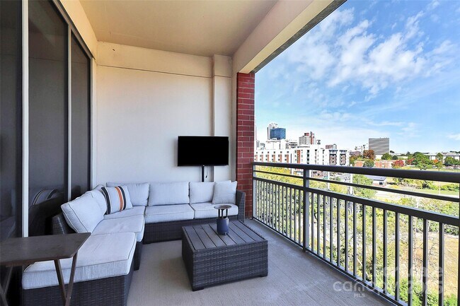 Building Photo - 701 Royal Ct