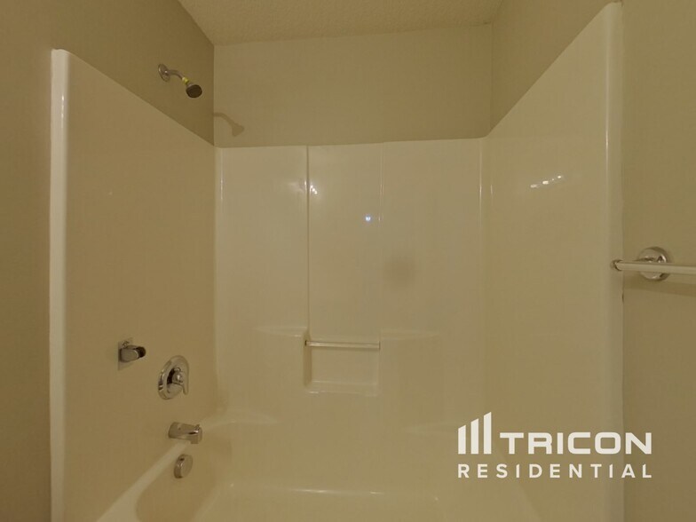 Building Photo - 6 Alderwood Ct