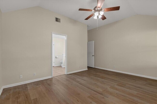 Building Photo - 206 Evergreen Cir