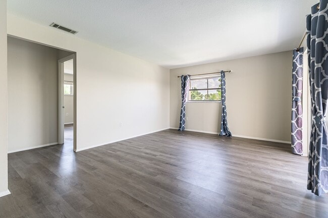 Building Photo - 2 Bed 2 Bath Condo - Close to Beach & Airport