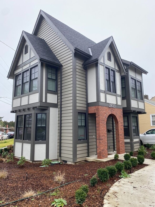 Building Photo - Deluxe 5 bedroom Campus House