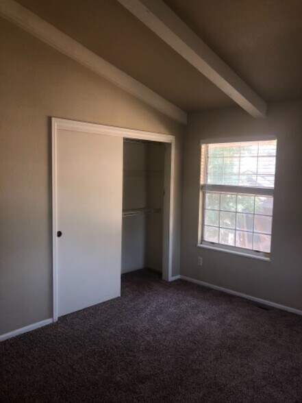 Building Photo - 2253 Iroquois Dr