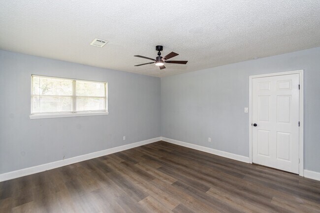 Building Photo - 5429 De Lange Ln