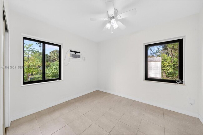 Building Photo - 3255 SW 60th Ave