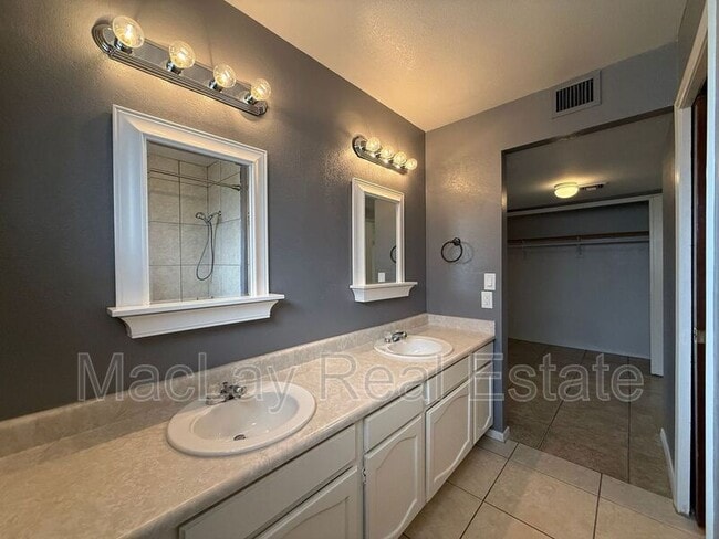 Building Photo - 2535 E Maryland Dr