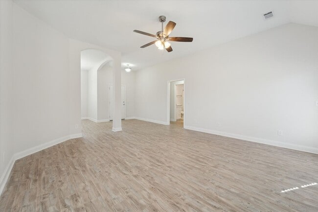 Building Photo - AVAILABLE NOW! (Pet Friendly)