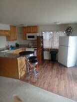 Building Photo - 13415 S Hills Dr