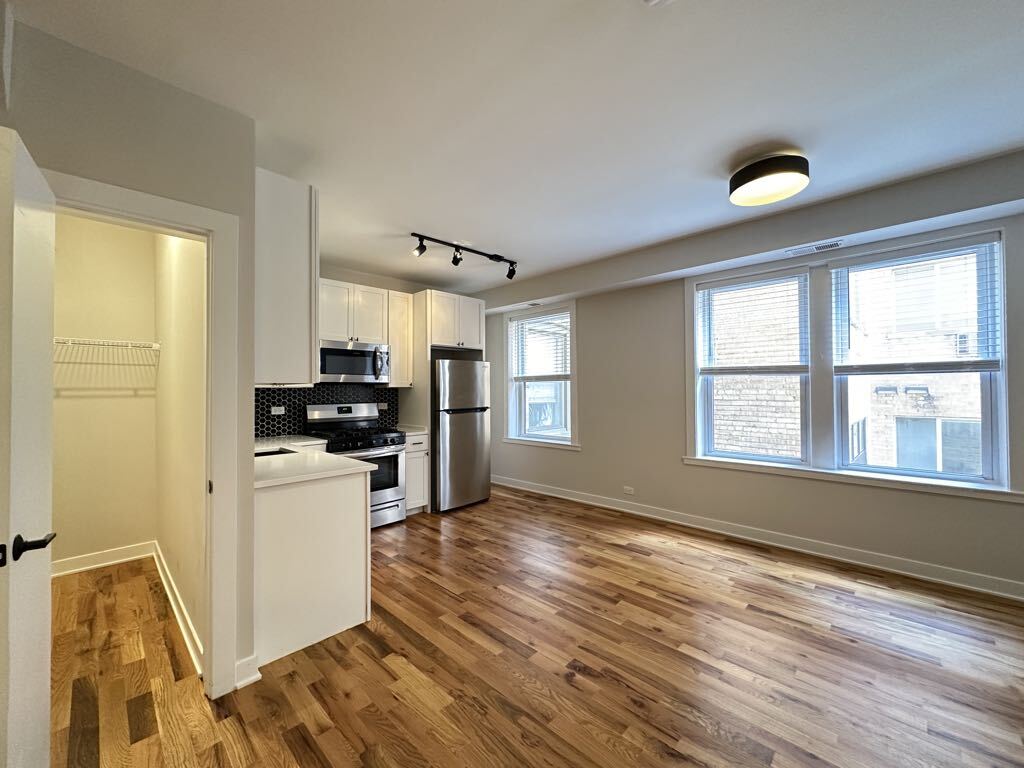 Building Photo - 659 W Wrightwood Ave