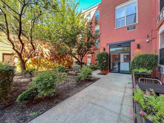 Building Photo - 222 Grand St