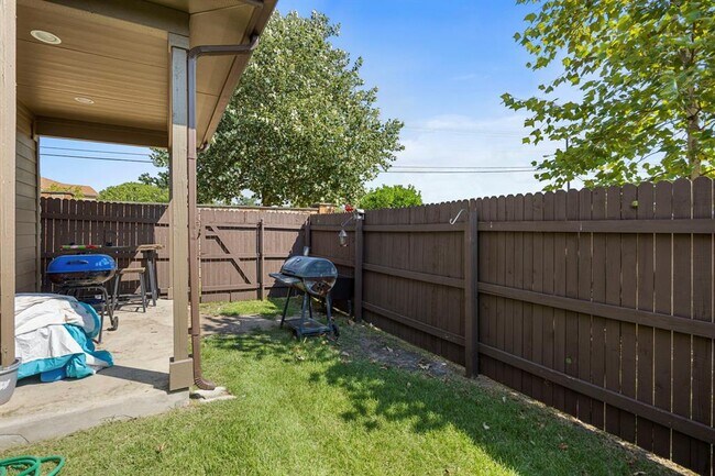 Building Photo - 2880 Donnell Dr