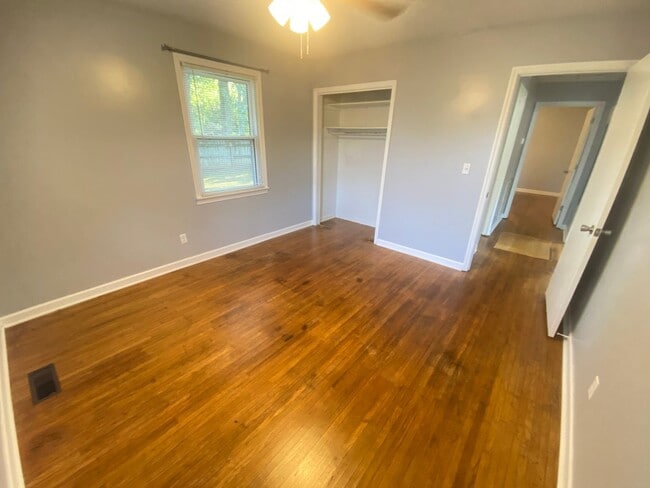 Building Photo - For Lease - 2 Beds, 1 Bath,