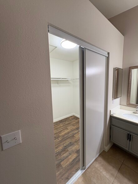 Building Photo - 29957 Oakbridge Dr