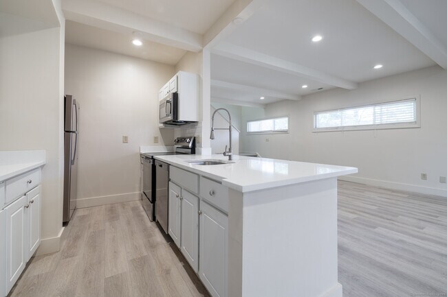 Building Photo - 206 Montoya Dr