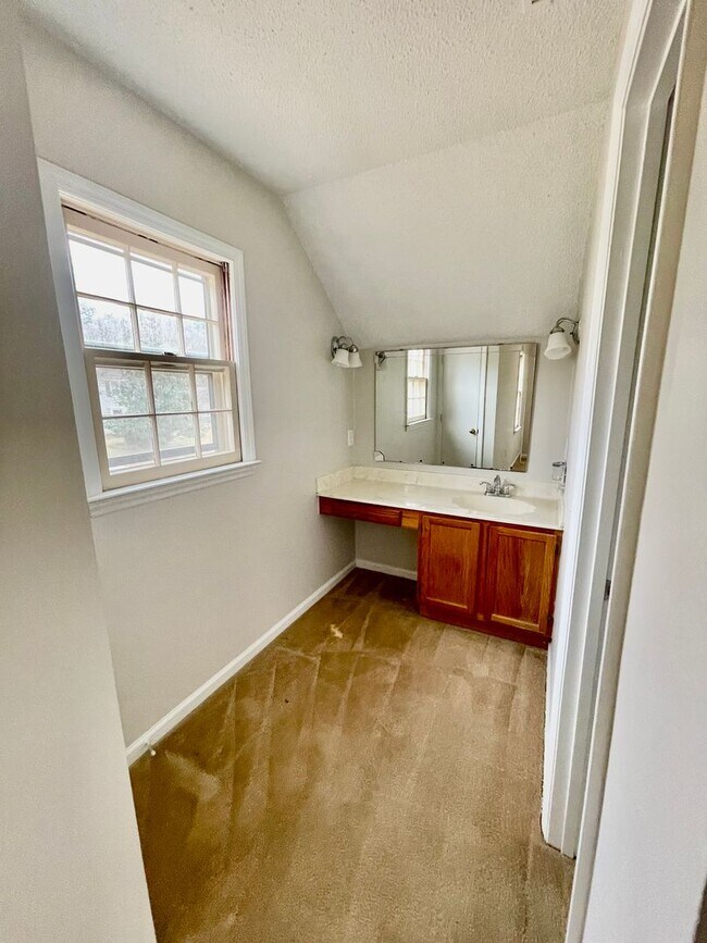 Building Photo - Welcome to this beautiful 5-bedroom, 2.5 bathroom home located in the vibrant city of Charlotte, NC