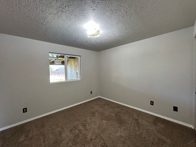 Building Photo - Remodeled 3 Bedroom / 1 Bathroom House on ...