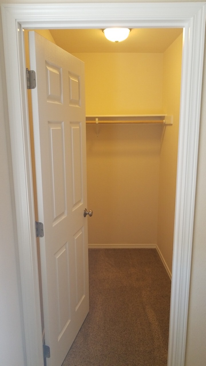 Building Photo - 1041 Alturas Dr